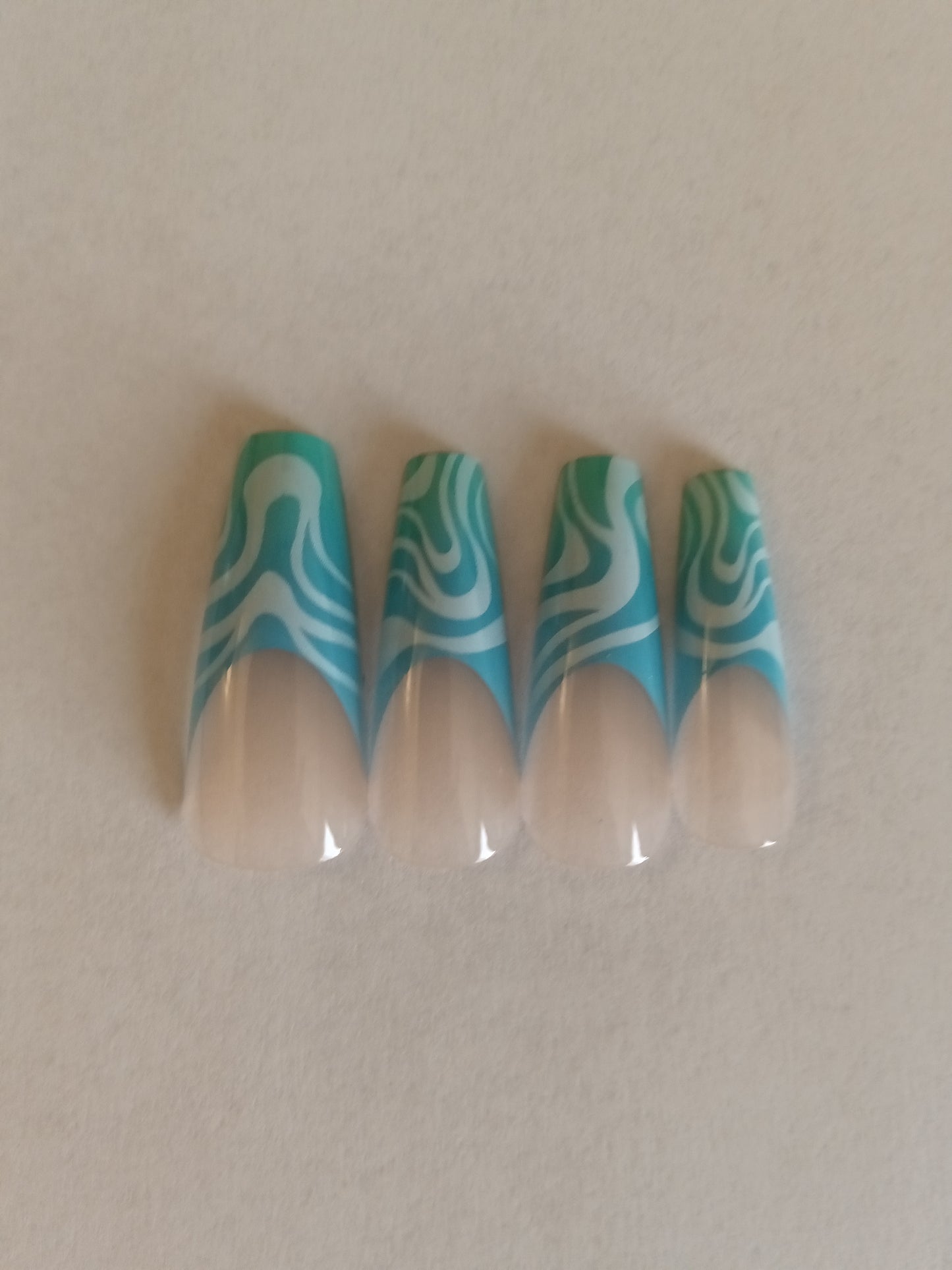 WHITE WAVY LINE DESIGN PRESS ON NAILS