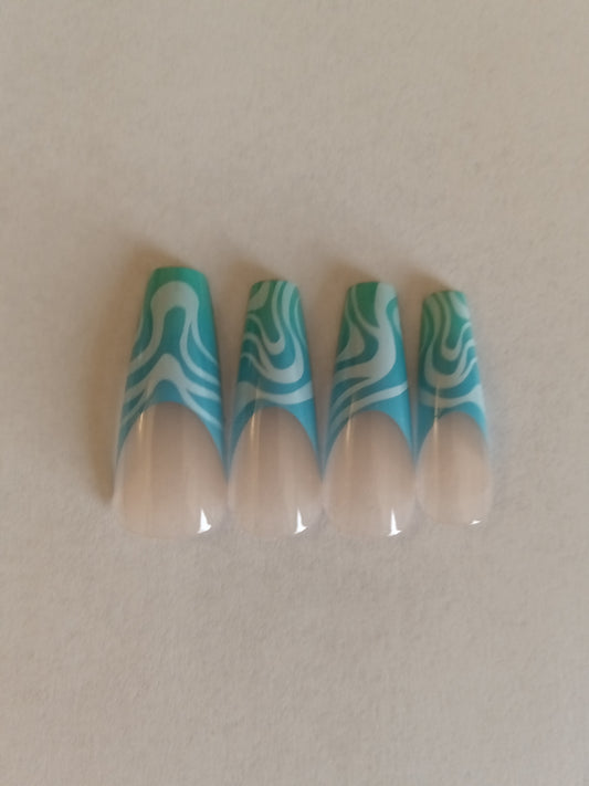 WHITE WAVY LINE DESIGN PRESS ON NAILS